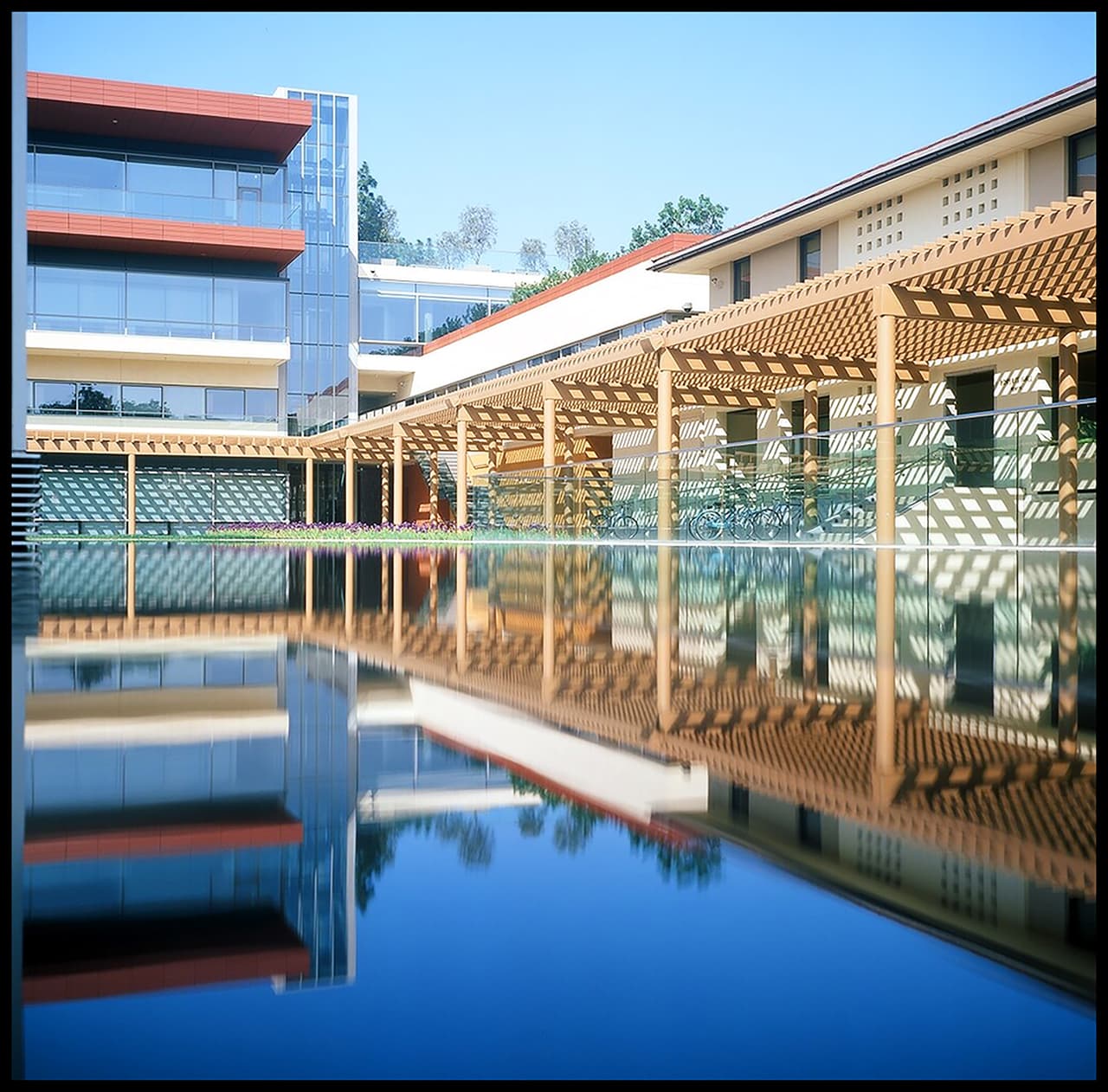 <b>Puesto 20. Claremont McKenna College</b>
<br>
<br>Tasa de aceptación: 10%.
<br>
<br>Lugar: Claremont, California. 
<br>
<br>Se fundó originalmente como una universidad para hombres en 1946, y se convirtió en mixta en 1976. La reciente clase de pregrado de esta institución tuvo alrededor de 1,400 estudiantes.
<br>