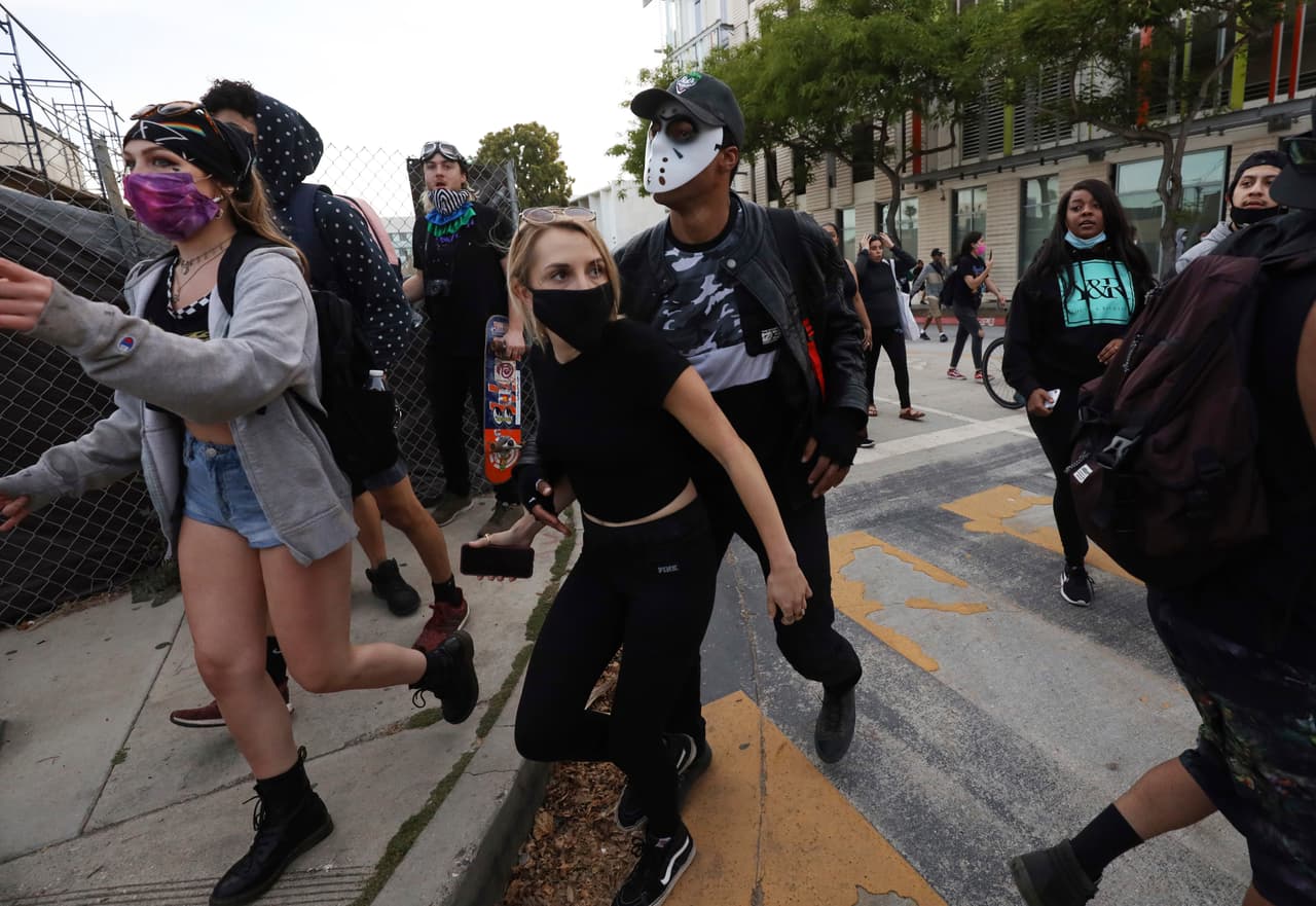 Aun cuando muchos de los manifestantes salieron de la zona, la situación escaló en tensión con la caida del sol.