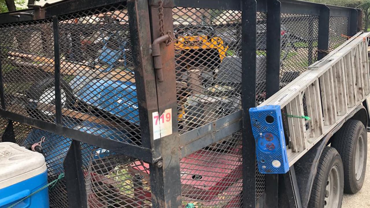 Al llegar a casa se cambia y luego espera un rato para acercarse a su familia.