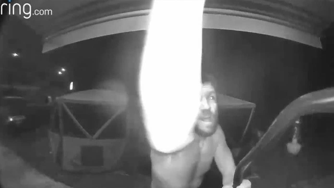 Hombre desnudo irrumpe en casas y agrede a residentes en West Asheville