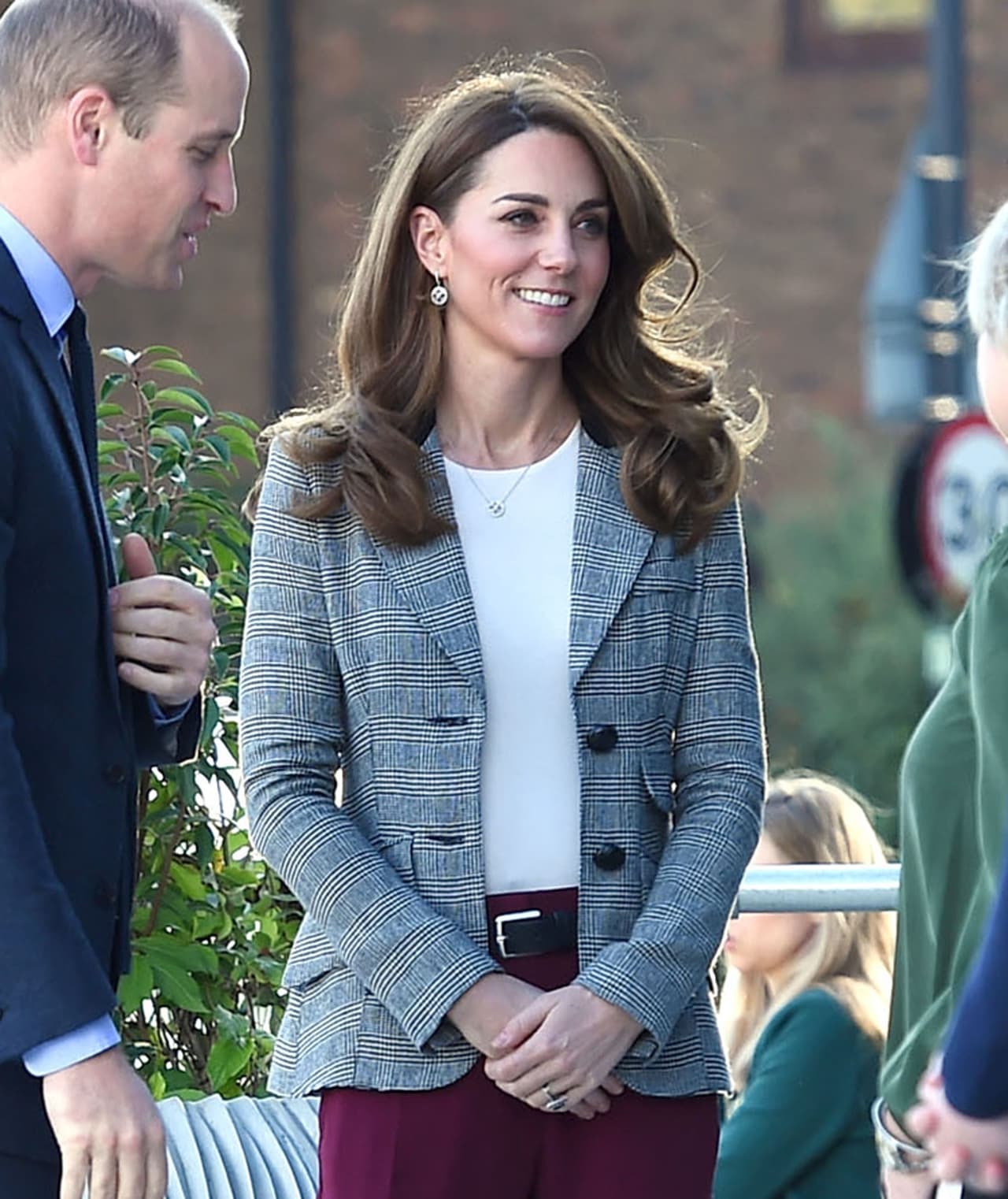 "Pero lo interesante es que, a pesar de esto, el amor de la gente por Kate y 
<b><a href="https://www.univision.com/famosos/el-look-de-kate-middleton-donde-uso-una-chaqueta-inspirada-en-su-suegro-y-los-zapatos-perfectos-para-el-trabajo-fotos" target="_blank">su moda sigue siendo fuerte</a></b>: su atuendo más querido llegó a las 10 publicaciones principales dos veces, incluso superando la publicación de Vanity Fair de la primera foto de Meghan, Harry y Archie", explicó el investigador.
<br>