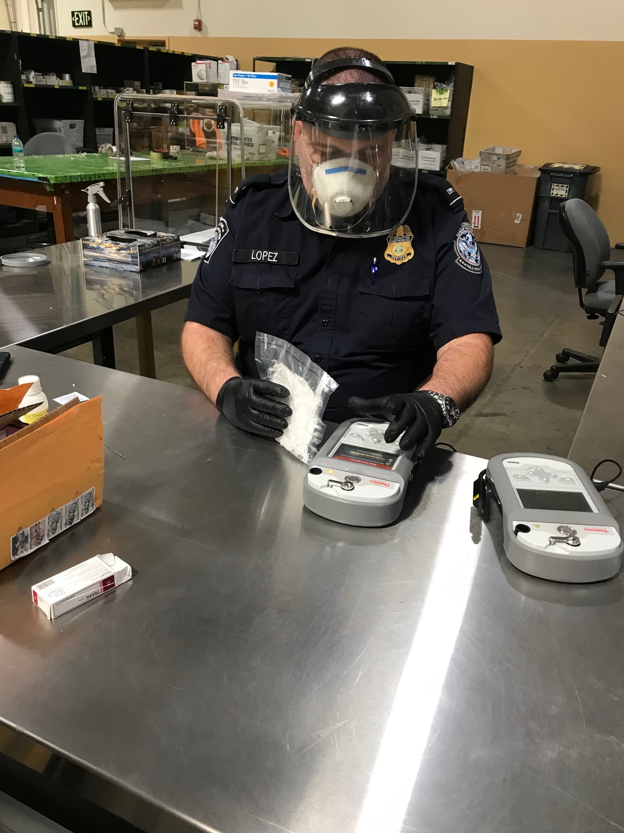 De no ser por sus minuciosas revisiones, los cargamentos de sustancias ilícitas terminarían en las calles, escuelas y hasta hogares.