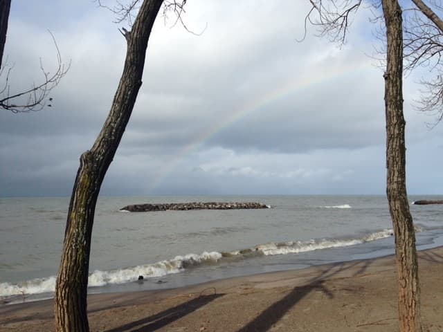 <a href="https://www.dcnr.pa.gov/StateParks/FindAPark/PresqueIsleStatePark/Pages/default.aspx" target="_blank">Presque Isle State Park</a> es una península arenosa de 3.200 acres que se arquea en el lago Erie. Como la única "costa" de Pensilvania, Presque Isle ofrece a sus visitantes una hermosa costa y muchas actividades recreativas, como natación, navegación, pesca, senderismo, ciclismo y patinaje en línea.
<br>
<br>Presque Isle es un parque de uso diurno que ofrece oportunidades recreativas durante todo el año. Alojamiento durante la noche están disponibles cerca.
<br>