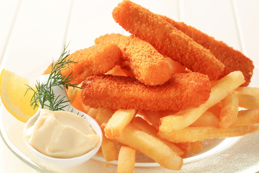 Deditos de queso Para los más pequeños de la casa puedes prepararles por la mañana unos deditos de queso para que durante el viaje puedan comer algunos o si hacen alguna parada especial disfruten de su alimento favorito. Procura llevar en un pequeño recipiente algún aderezo que hayas preparado, o bien, no olvides llevarles un poco de cátsup o mayonesa.