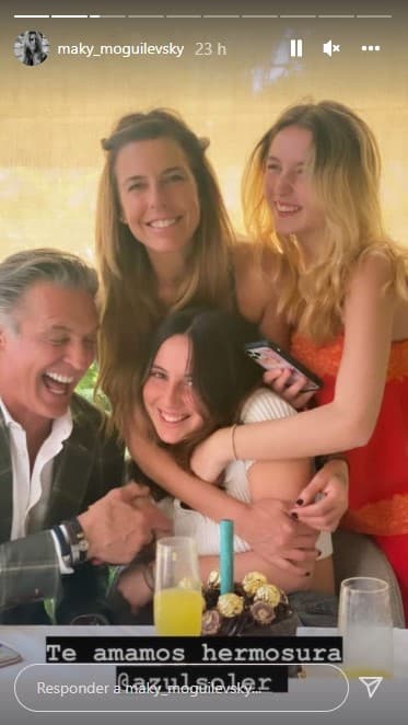 "Te amamos hermosura", escribió Maky en la imagen en la que llenan de abrazos a la quinceañera.