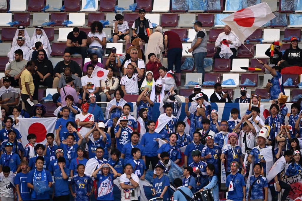 En la parte alta de la imagen se pueden apreciar las 
<b>bolsas azules de los hinchas japoneses</b> listas para ser usadas al terminar el juego contra Alemania en el estadio Khalifa International el 23 de noviembre de 2022.