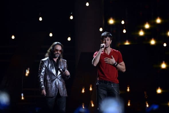 Pero Enrique no estuvo solo, ya que para interpretar el tema "El Perdedor", lo acompañó Marco Antonio Solis.