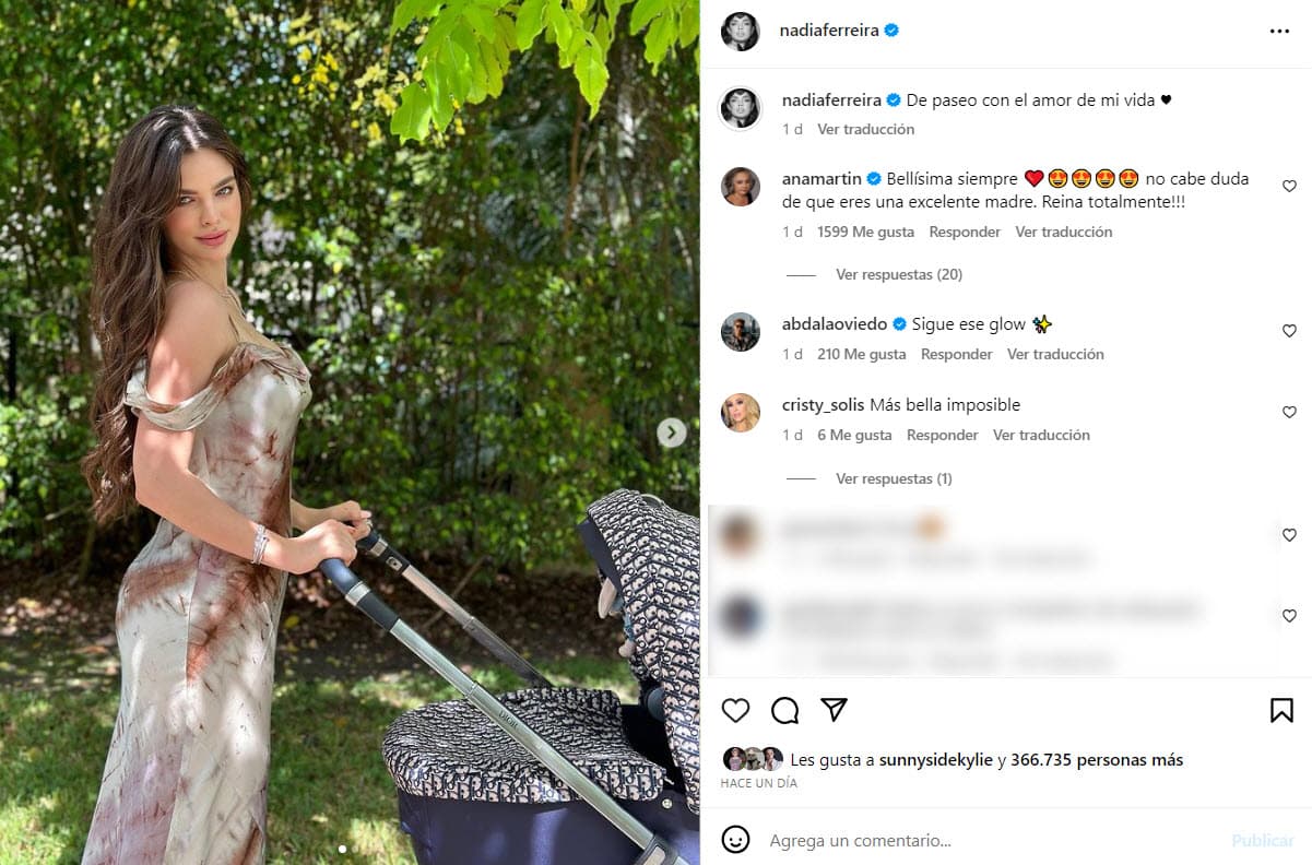 Nadia Ferreira pasea con su hijo.