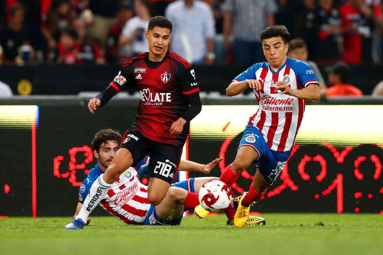 GUADALAJARA, MEXICO - MARCH 07: Jeremy Marquez #218 of Atlas fights for the ball with Fernando Beltrán #26 of Chivas during the 9th round match between Atlas and Chivas as part of the Torneo Clausura 2020 Liga MX at Jalisco Stadium on March 7, 2020 in Guadalajara, Mexico. (Photo by Refugio Ruiz/Getty Images)