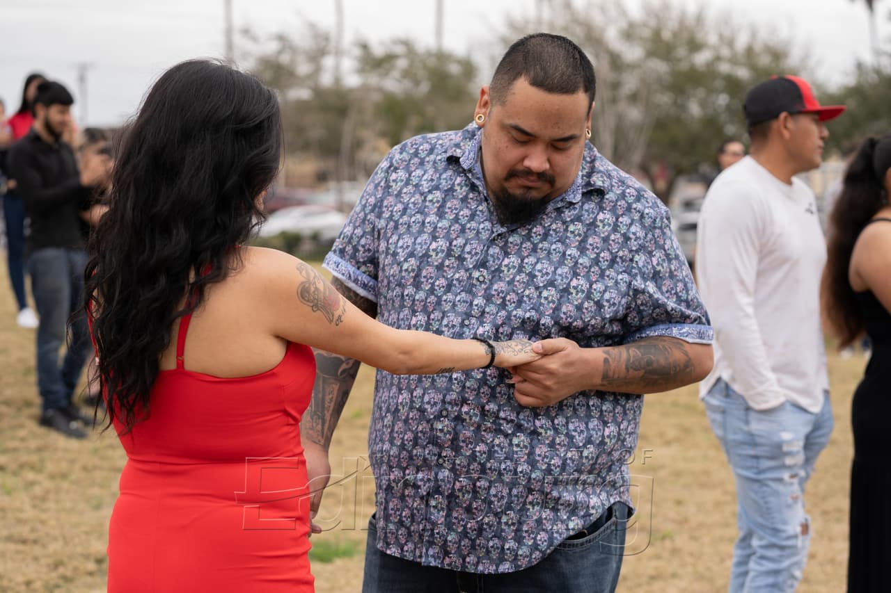 “Vimos la oportunidad y pues, estamos enamorados y quería hacer de eso algo que durara para siempre”, dijo la novia María Luisa Cantú.