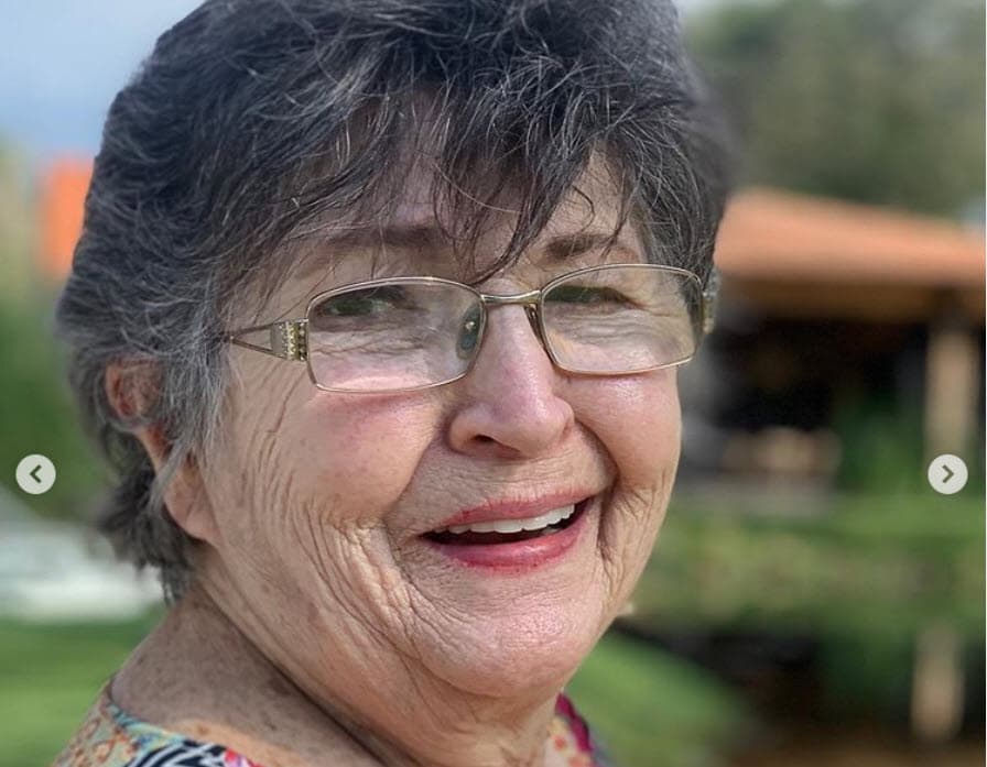 Con 77 años y
<b><a href="https://www.univision.com/famosos/al-borde-del-llanto-eugenia-cauduro-revela-que-su-madre-padece-un-cancer-agresivo-desde-hace-tres-anos-fotos" target="_blank"> un cáncer que le fue diagnosticado</a></b> en el año 2016, la señora pertenece a los grupos de población más vulnerables ante el contagioso virus.
<br>