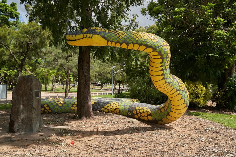 También soñar con una serpiente gigante puede tener un significado positivo, depende de ánimo y personalidad. Puede revelar que estás calmado ante los cambios que vienen en tu vida. Si te despiertas del sueño sintiéndote tranquilo, con buena vibra, entonces viene una renovación y fuerza interna.