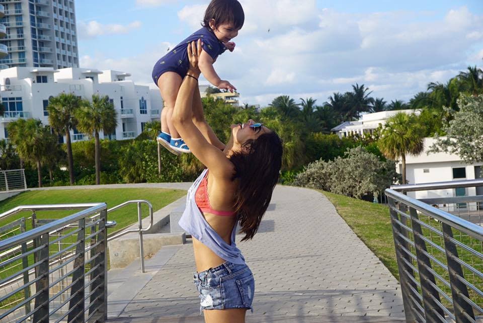 Su papel de madre le queda muy bien.