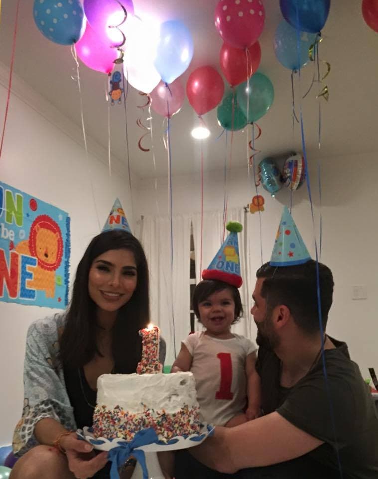 El chiquillo se ha convertido en el centro de atención de su hogar.