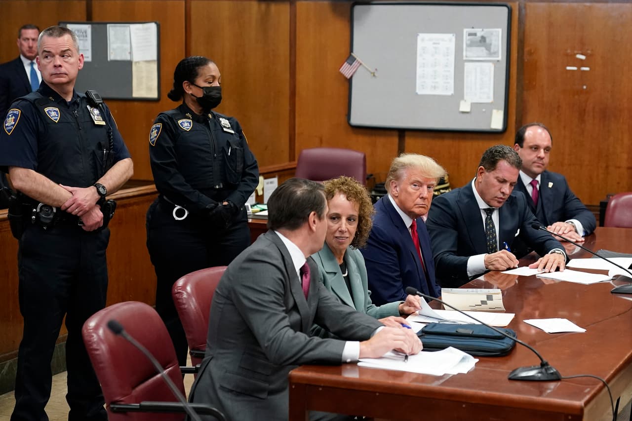 Donald Trump y su equipo legal en la corte en Manhattan, Nueva York, el 4 de abril de 2023.