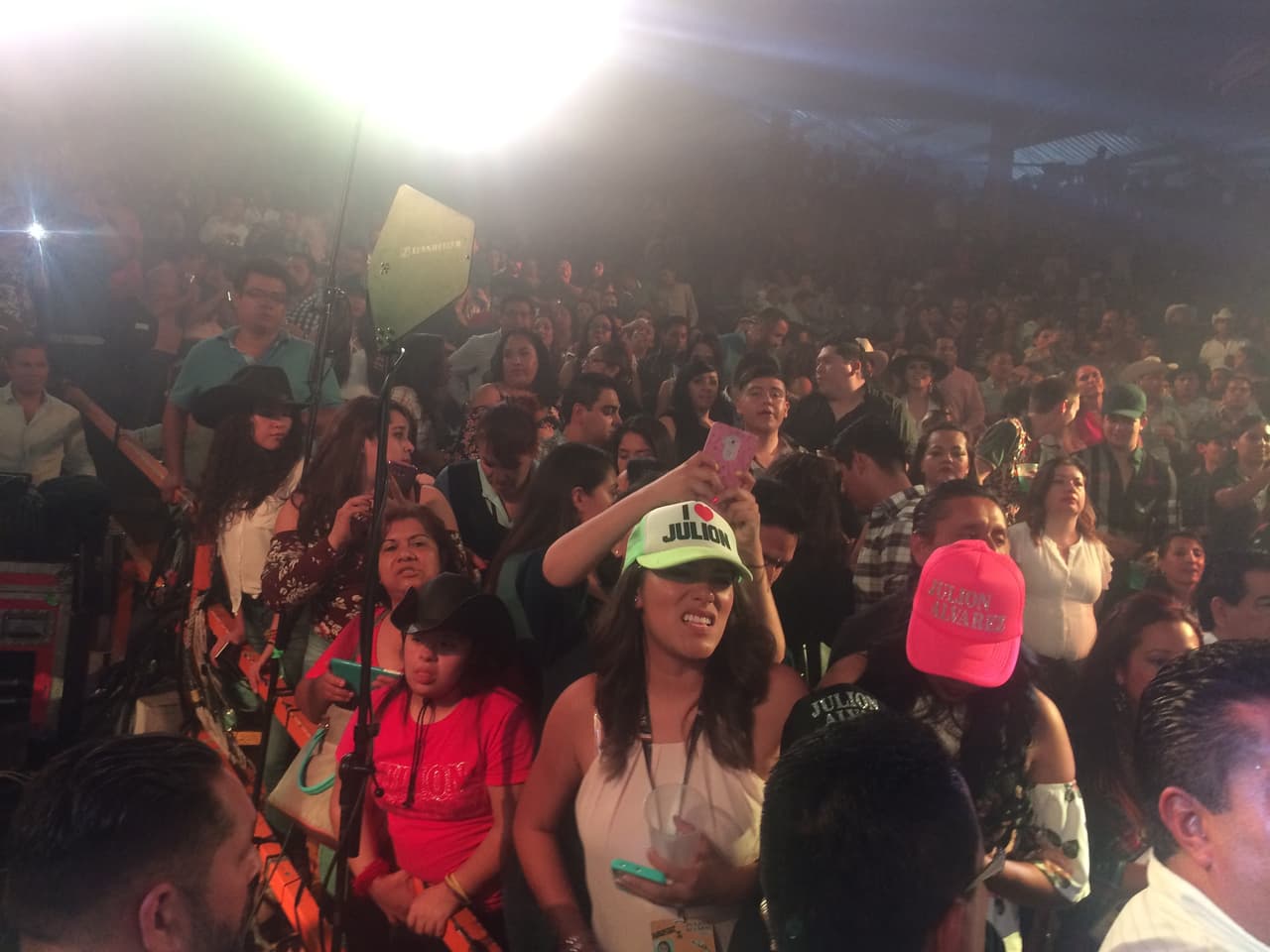 El lugar tiene una capacidad para casi 6000 personas, pero la gente no se quiso quedar sin escuchar a Julión por lo que hasta los pasillos y las escaleras se usaron para escuchar al cantante durante casi 4 horas.