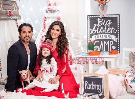 "Nuestra familia crece", Ana escribió junto a esta tierna imagen de la sesión de fotos que realizó junto a su esposo y su hija.