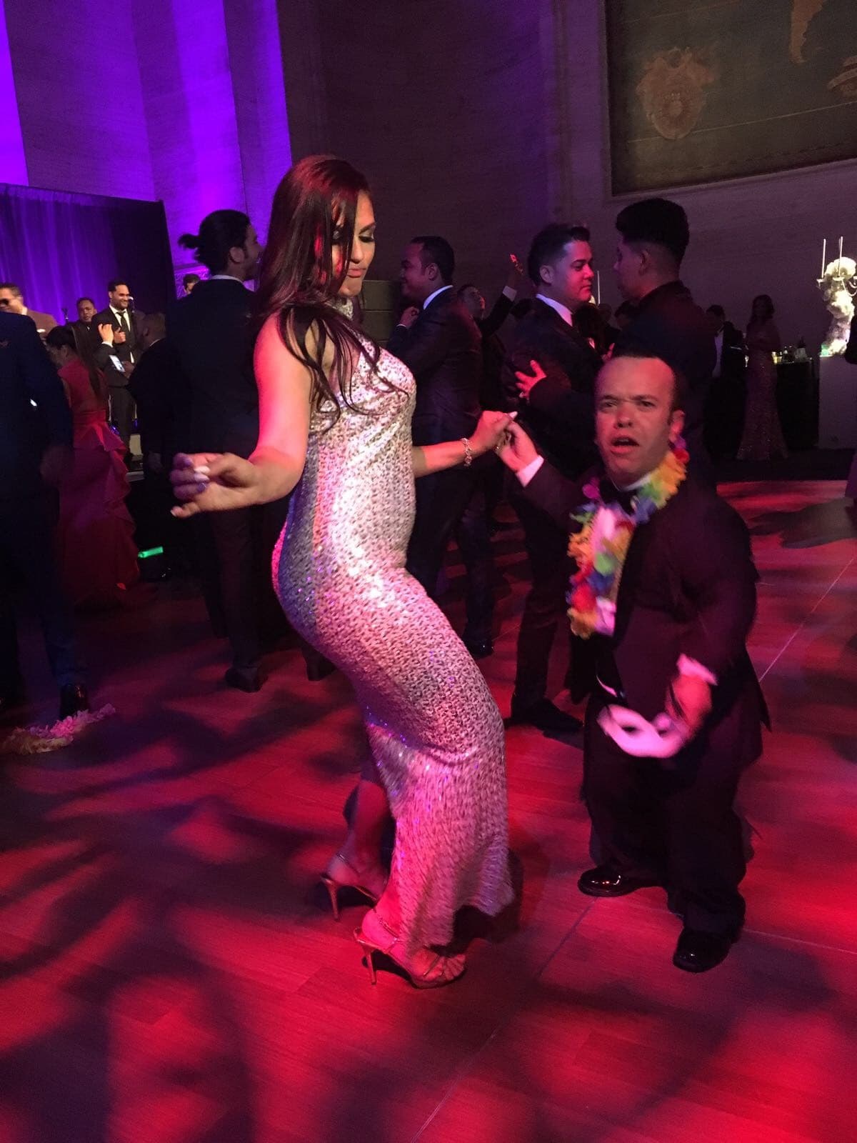 Carlitos, productor de 'El Gordo y la Flaca', demostró sus dotes para el baile tras la ceremonia. Aquí se le ve con Melissa Molina mientras suena la música del merenguero dominicano Hèctor 'El Torito' Acosta.