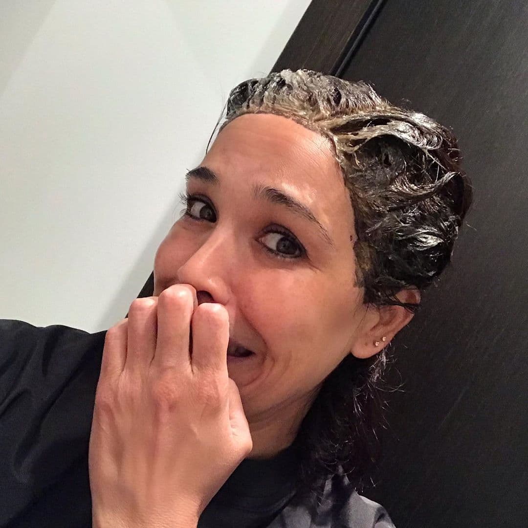 Karla también aprendió a cuidarse en todo aspecto, hasta en la imagen. Con las instrucciones de su mamá (que es estilista), se tiñó el cabello ella misma.