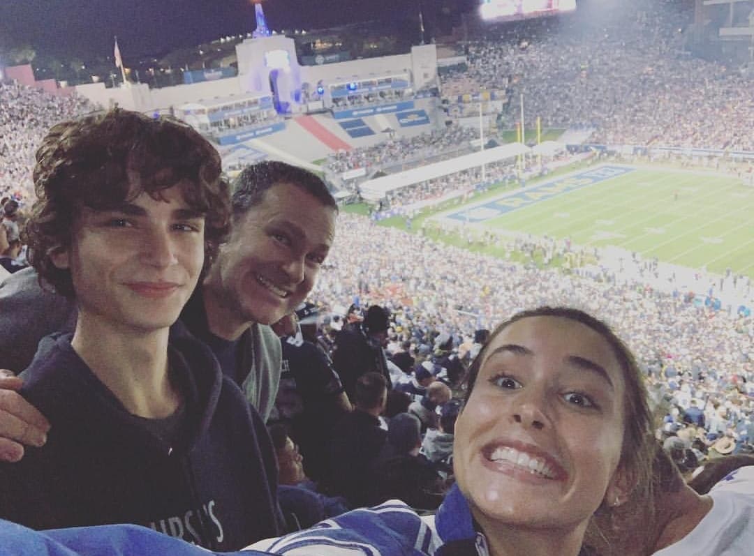 Alan ha mencionado que Alex es más serio y que le gustan poco las fotos, aunque aquí lo vemos dando una sonrisa para la cámara de su hermana Hannah mientras alentaban a los Cowboys en un partido de fútbol americano.
<br>