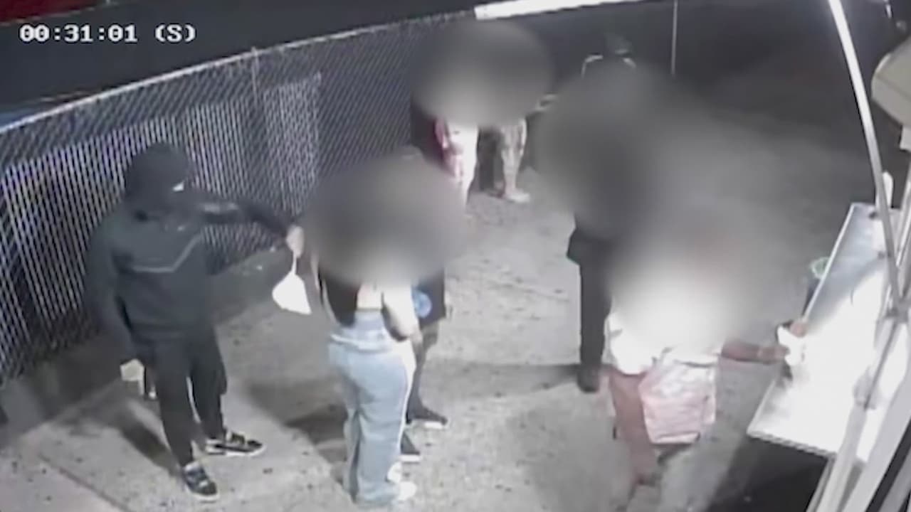 Video muestra a hombres armados asaltando a clientes de un camión de comida en Paterson