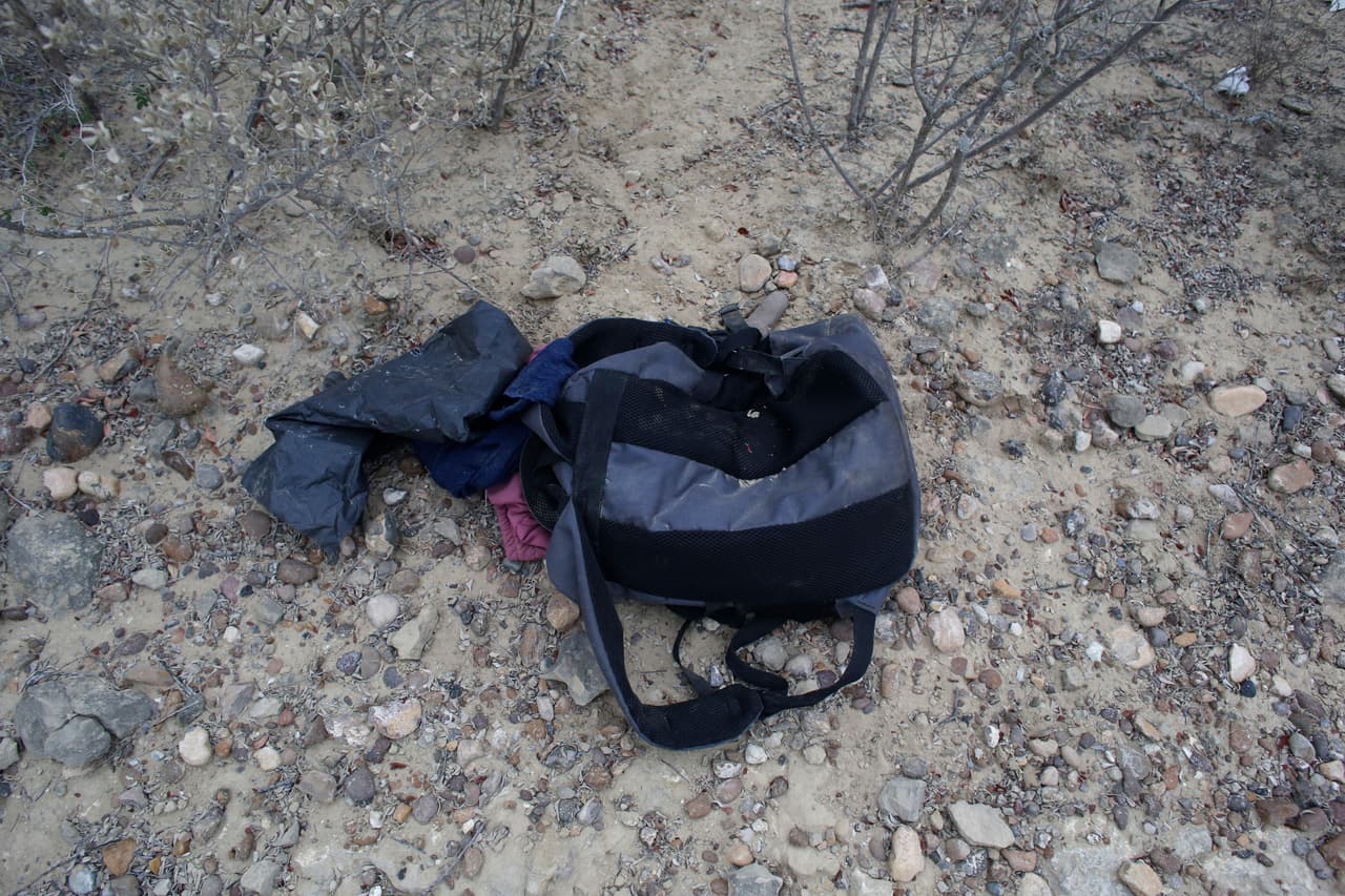 Una mochila llena de ropa sobre el banco cercano al Rio Grande (río Bravo) en Roma, Texas. En esta localidad fronteriza,
<a href="https://www.univision.com/noticias/inmigracion/embarazada-inmigrante-indocumentada-cruza-frontera-roma-texas" target="_blank">Univision Noticias entrevistó a una mujer con un avanzado embarazo</a> que viajó dos semanas desde Honduras con el objetivo de llegar a EEUU. "Voy adolorida, espero nos apoyen", dijo.