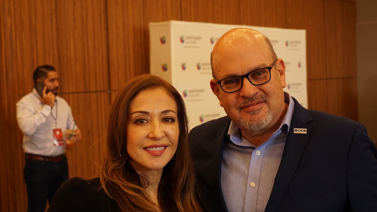 A la conferencia asistieron Arabel Alva Rosales, CEO de AAR & Assocs. y Jaime DiPaulo de la Illinois Hispanic Chamber of Commerce.