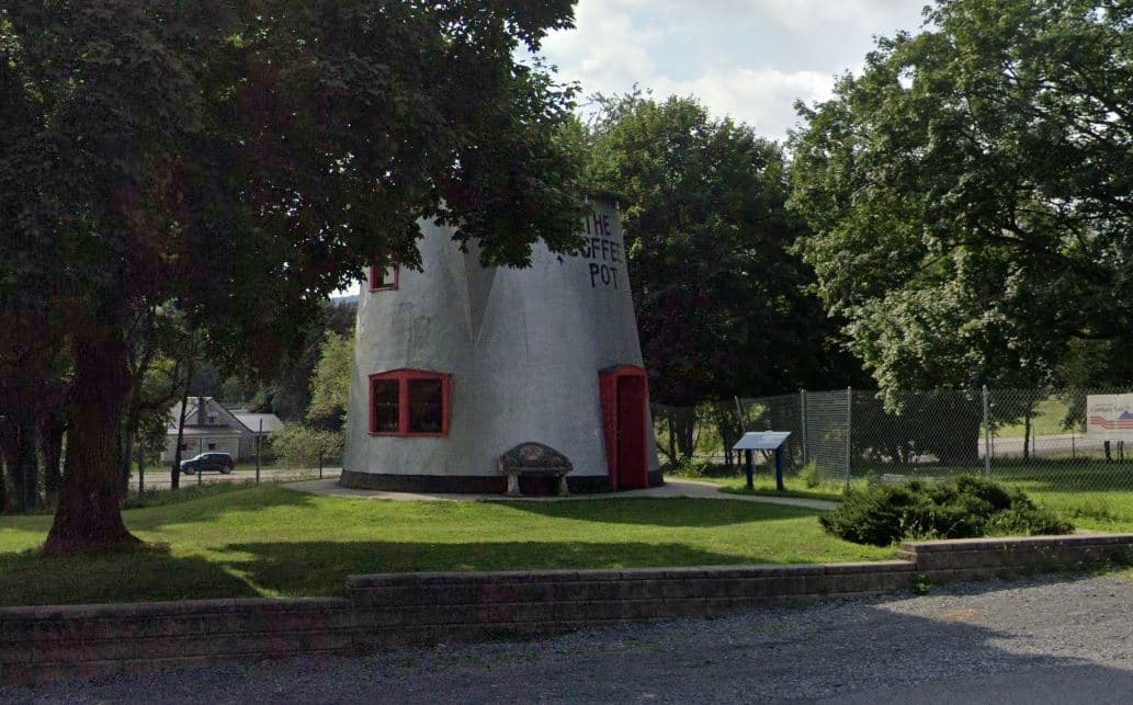<b>La cafetera gigante, en Bedford:</b> esta cafetera gigantesca, conocida como la cafetera Koontz fue construida en 1927 y ha decorado el paisaje de Bedford de una forma u otra desde entonces. 📍108 Telegraph Rd, Bedford, PA