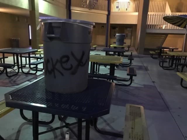 La policía de Buckeye dio a conocer que estas personas saltaron por encima de la cerca y llegaron a los terrenos de la escuela justo antes de la medianoche aclarando que causaron “daños significativos a la propiedad " en tan solo 20 minutos.
<br>