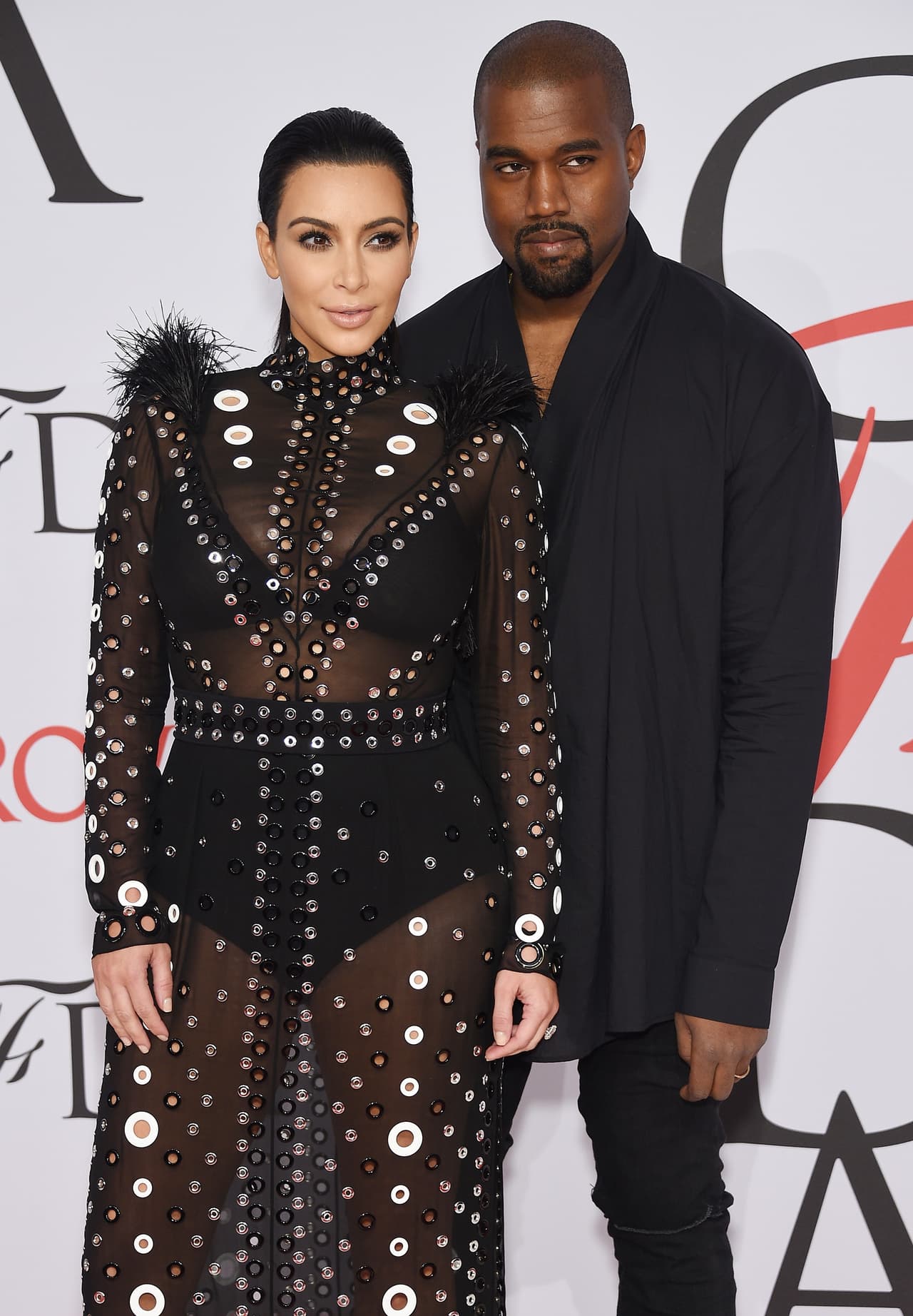 Luego de anunciar la llegada de su próximo bebé, Kim Kardashian y Kanye West hicieron acto de presencia en la alfombra de los CFDA Fashion Awards.