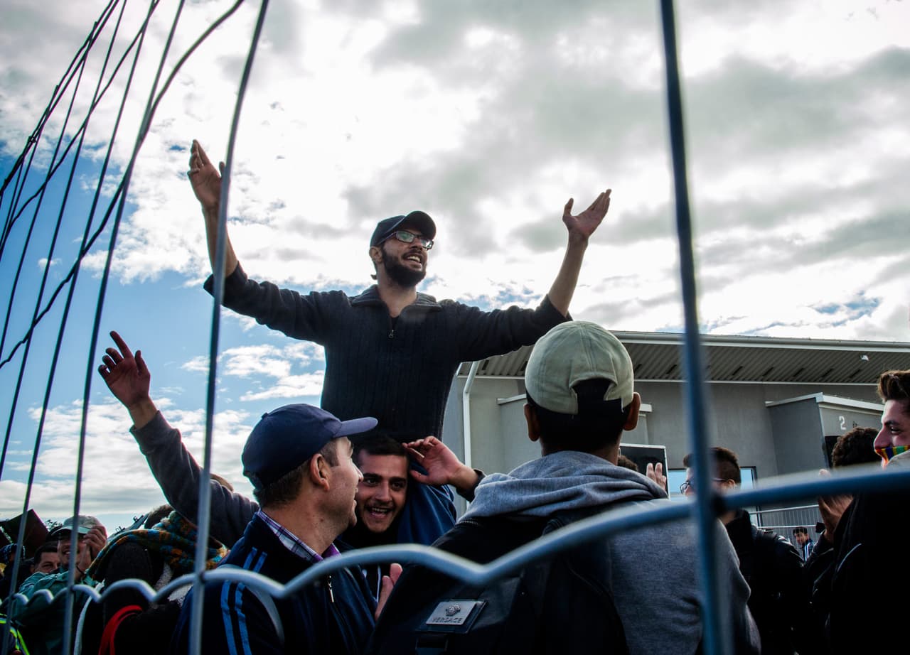 <b>Capítulo 6. Bienvenidos a Europa.</b> Al fin un oficial sonriente da un cortés “Bienvenido a Austria”. Una fila de autobuses nuevos espera la entrada de los refugiados camino a Alemania. Sin gritos, sin tensión. Voluntarios austríacos reciben a los migrantes con frutas, pasteles, té. Los viajeros no saben cómo agradecer tanto. Médicos, la Cruz Roja, caras alegres, comida caliente, todo lo que no habían visto en meses. La xenofobia se esfumó. Salen en tren a Alemania con ropa limpia, pasan por Munich casi dormidos hasta llegar a Frankfurt, donde nadie los espera. Salen de la estación y se confunden entre la gente. “Parece que por fin hemos llegado a Europa”, cita a un joven iraquí Javier Bauluz
<b><a href="http://huelladigital.univisionnoticias.com/crisis-refugiados-javier-bauluz/capitulo-6/">(VER ESPECIAL COMPLETO).</a></b>