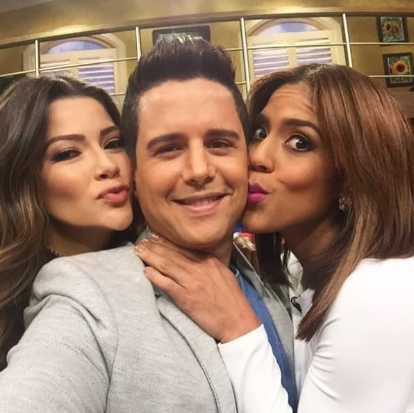 Alejandro es un hombre muy carismático y tiene un enorme corazón, imposible no pasarla súper bien con él.