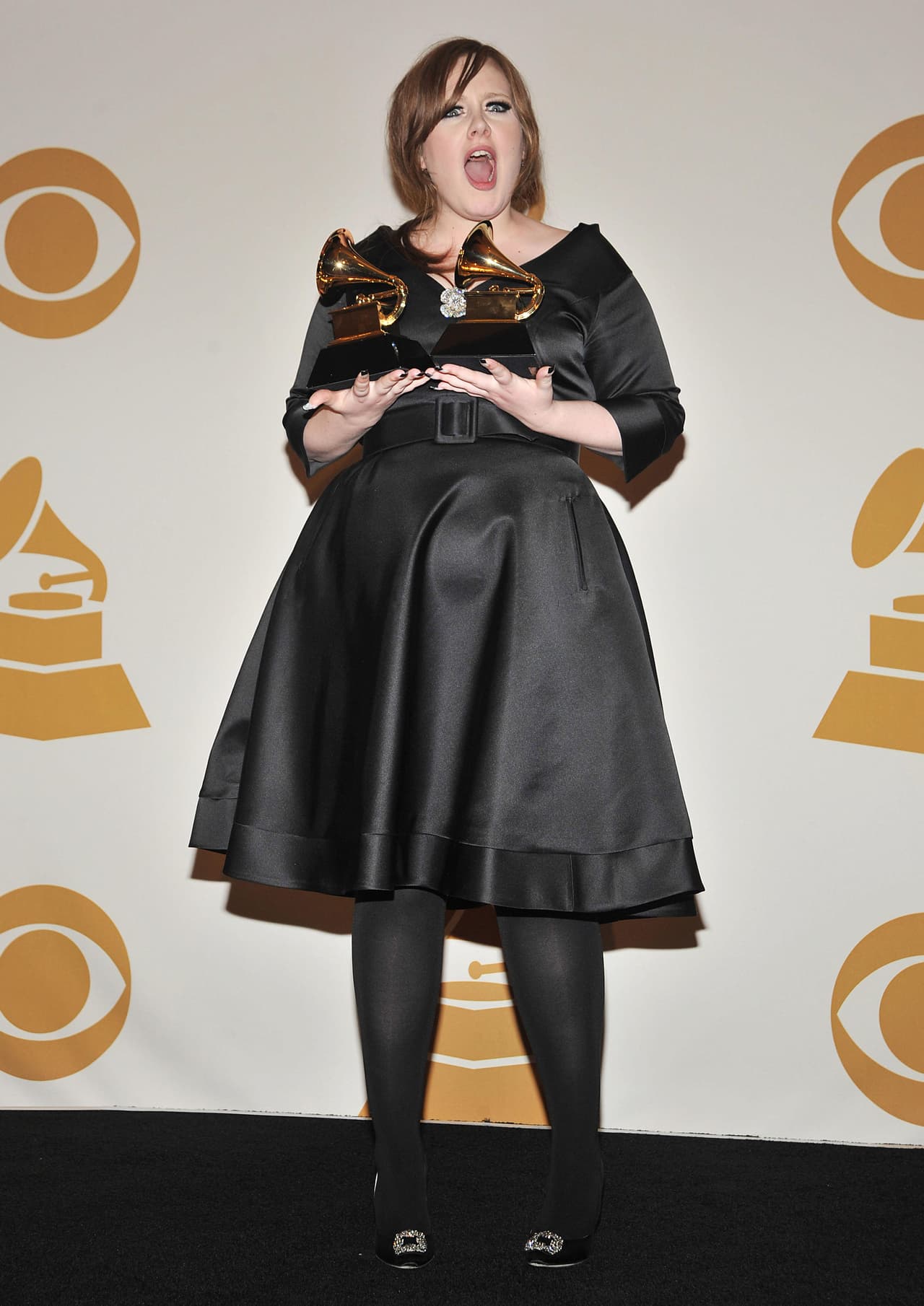 En la imagen de hace 10 años, Adele posa en el backstage del Staples Center de Los Ángeles, tras haber ganado el GRAMMY como Mejor artista nuevo y Mejor interpretación vocal pop femenina por 'Chasing Pavements' (2009). Hoy luce muy distinta.