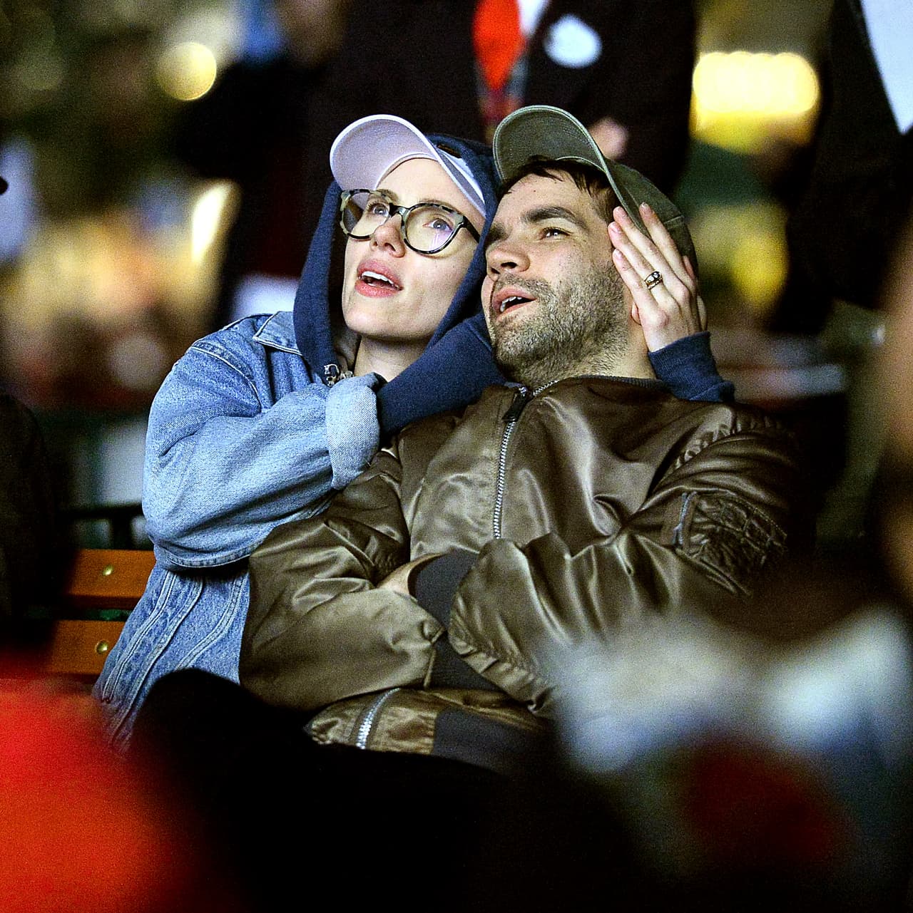 Oculta con una sudadera 'hoodie', chaqueta, una gorra y sus anteojos, pocos la reconocieron.