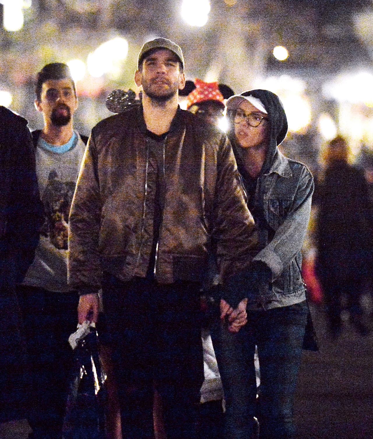 De manita sudada, muy cariñosos.