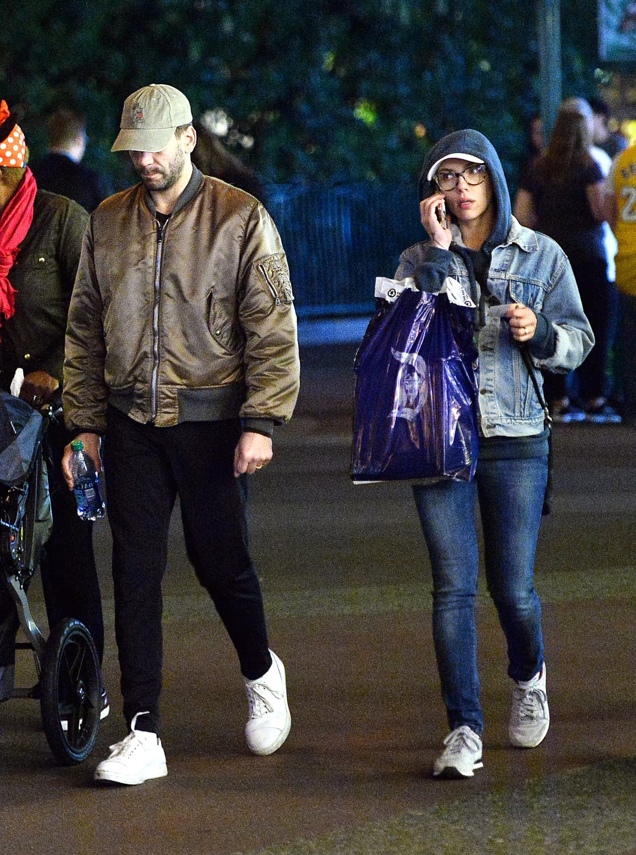 Llamando por teléfono.