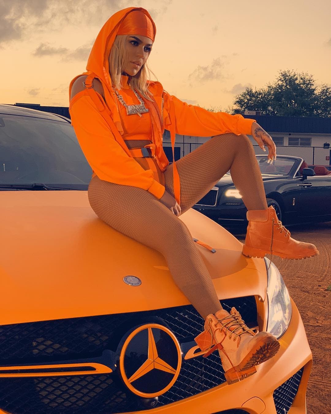 Pero las rosas y los globos no fueron suficientes, Anuel quería impresionar a su amada novia y para su cumpleaños 28, le regaló un ‘carrito’ Mercedes Benz Modelo AMG, color naranja valorado en 75 mil dólares.
