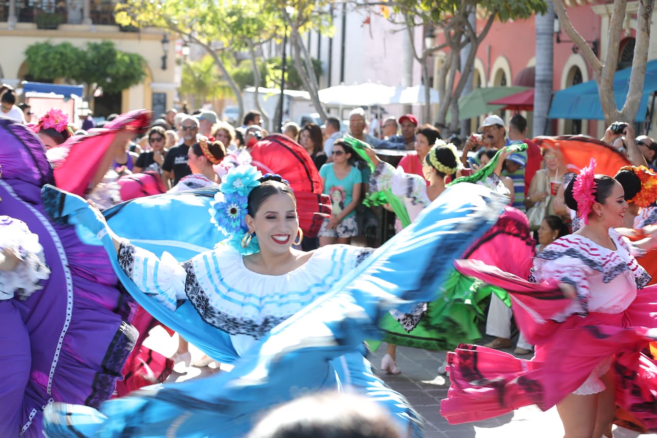 Las calles de Mazatlán se llenan de alegría.