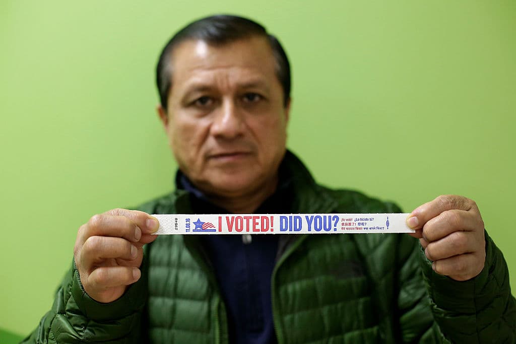 Así están los primeros votos en los estados clave: una carrera ajustada entre Clinton y Trump