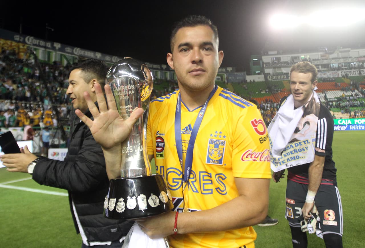 ¡Tigres se proclama Campeón del fútbol mexicano! Los felinos regiomontanos cosecharon su séptimo título de la Liga MX y se cuelan, aunque muchos se sigan negando a aceptarlo, entre los grandes del balompié azteca. Luego de superar en una Final de un solo gol a los Esmeraldas del León, así se dieron los festejos de los Tigres en patio ajeno, imágenes para el recuerdo y que hay que darse un tiempo para echarles un ojo, sobre todo la fiel afición de los felinos regios.