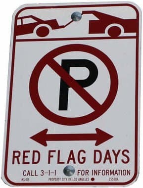 El Departamento de Bomberos ha recordado que a partir del 10 de octubre a las 8 a.m. no es permitido estacionarse en zonas con esta señalización ya que la ciudad de Los Ángeles ha emitido una alerta de Bandera Roja debido a los fuertes vientos de Santa Ana.