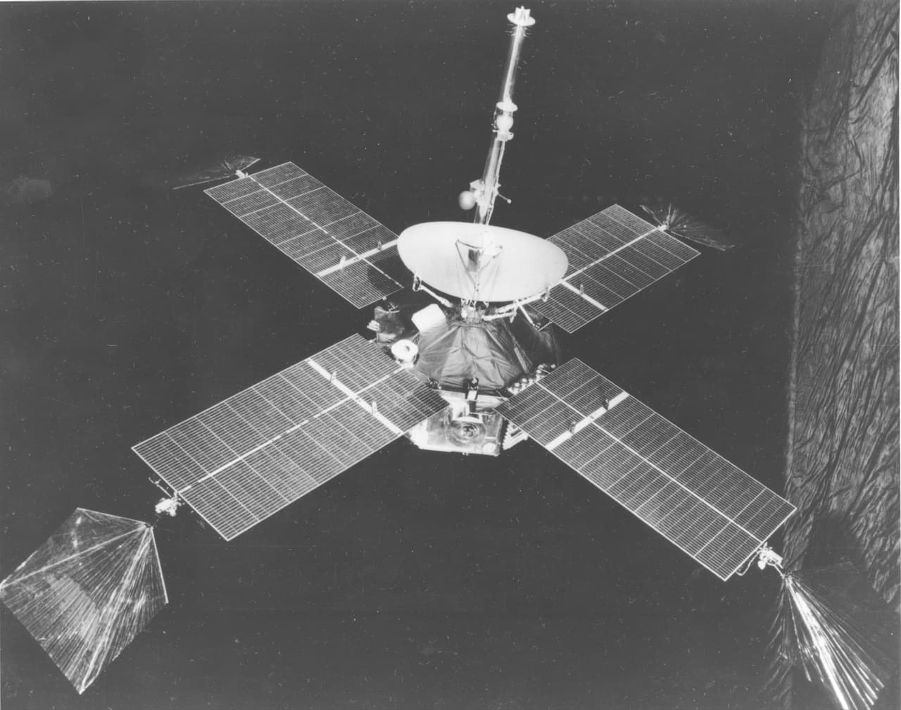 <b>Mariner 4, año 1964. </b>Entre 1962 y 1973 el Laboratorio de Propulsión a Reacción (Jet Propulsion Laboratory/ JPL, en inglés) de la NASA diseñó y construyó 10 naves espaciales para explorar el sistema solar. La primera en tener éxito con Marte fue la nave Mariner 4 (en la fotografía), que logró enviar 21 fotografías del planeta rojo cuando pasó muy cerca en su recorrido. En 1969 el Mariner 6 logró enviar 75 imágenes y el Mariner 7 envió 126 imágenes. Por último, en 1971 el Mariner 7 envió 7,329 imágenes.