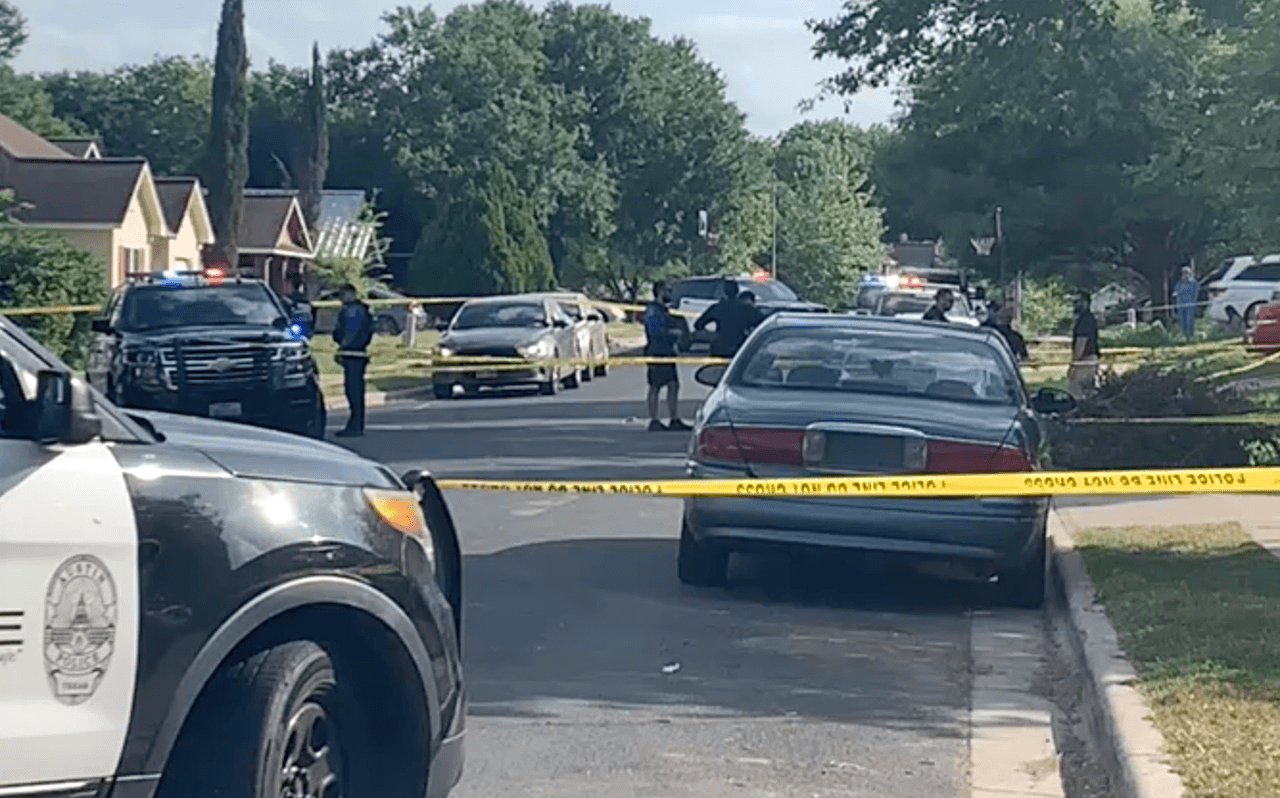 Según documentos de corte, las víctimas entraron por la puerta principal de su casa. El sistema de seguridad de la casa de la familia grabó un audio de la mujer preguntándole a Ontiveros por qué estaba sentado en la oscuridad.