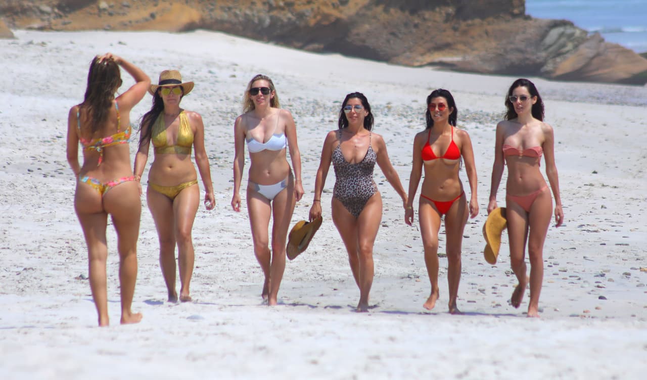 Kim Kardashian pasó el fin de semana del 22 de abril de 2017 en el resort Casa Aramara, en Tulum, México. Allí estuvo en la playa con Stephanie Sheppard, su asistente, mientras tomaba una cerveza. Además, Kourtney Kardashian también estuvo con amigas en el lugar.