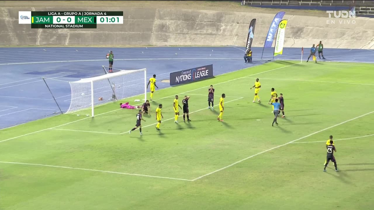 ¡TIRO ATAJADO! disparo por Luis Chávez.