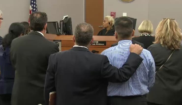 La jueza determinó que la hija biológica de la pareja seguirá bajo custodia del estado hasta al menos la audiencia que dispuso para el 13 de noviembre.