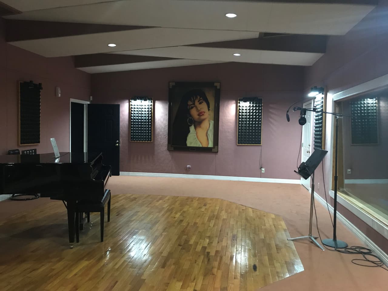 El recorrido por el museo inicia justo en la cabina donde Selena grababa su primer álbum en inglés ‘Dreaming of You’, que se lanzó póstumamente el 18 de julio de 1995. La mañana de su muerte la cantante debía pararse frente al micrófono que se observa en la foto.