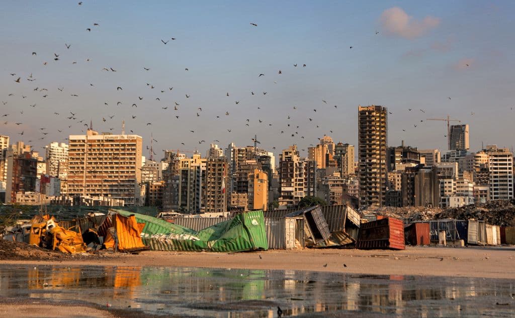 En este último año, el país ha estado prácticamente sin liderazgo, ya que el primer ministro y su gabinete renunciaron tras la tragedia y todavía no se ha formado un nuevo gobierno. La moneda se ha devaluado y el pueblo se ha sumido cada vez más en la pobreza.