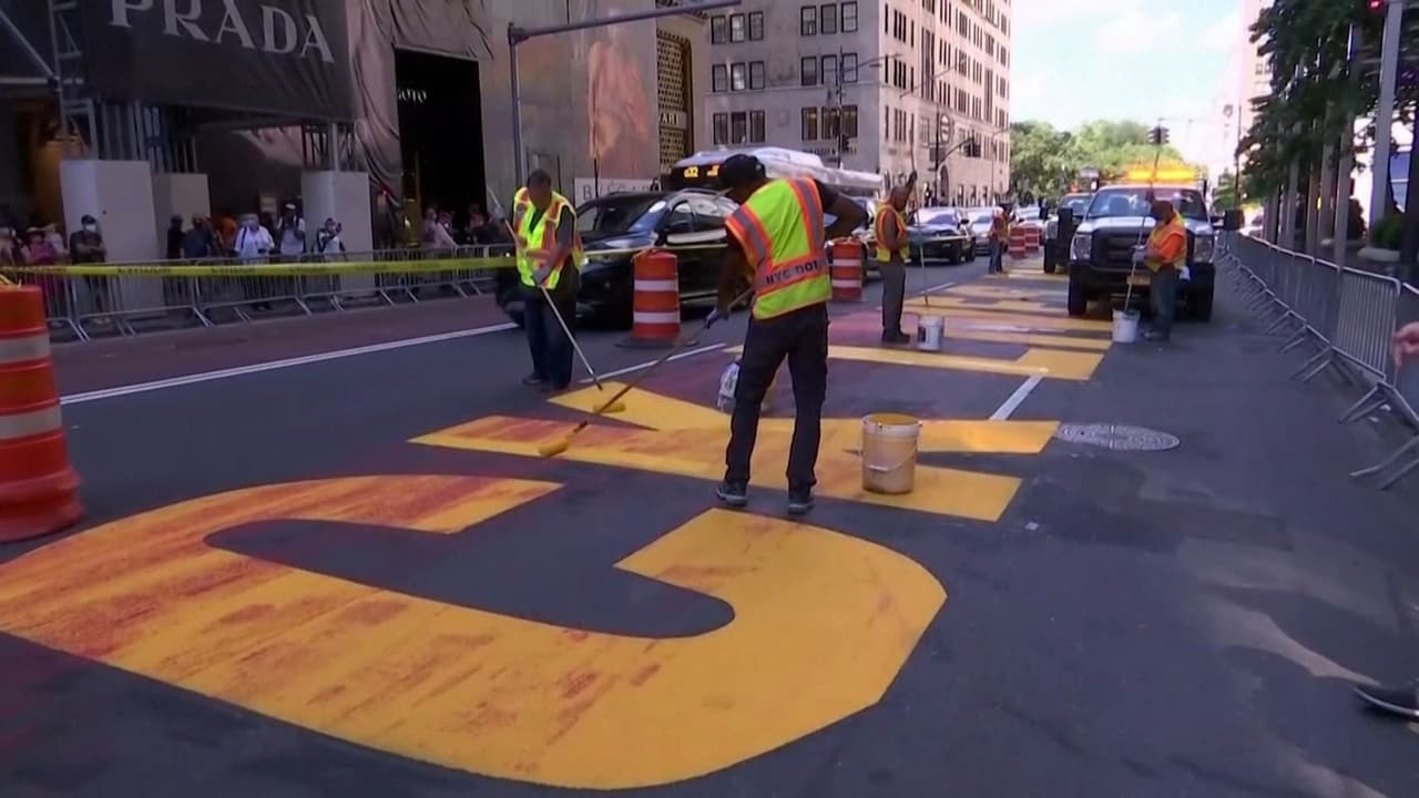 Vandalizan mural de "Black Lives Matter" frente a la Torre Trump en NYC