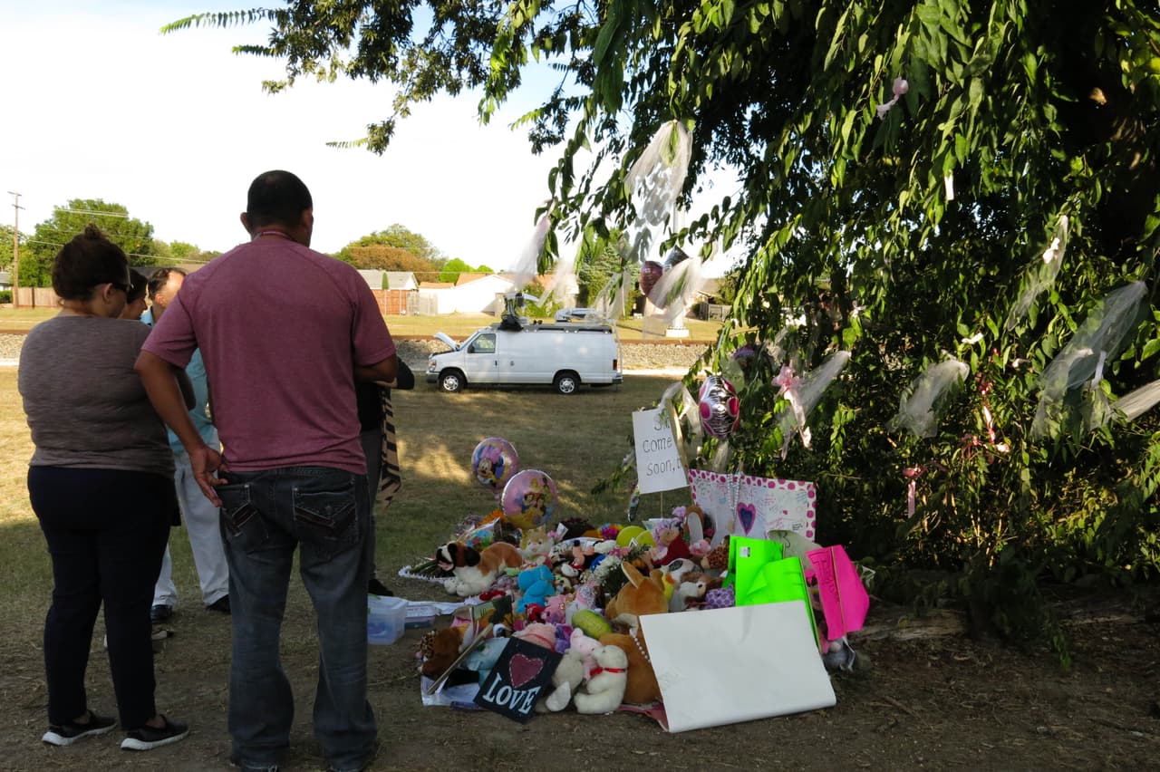 Residentes del norte de Texas se han acercado al altar improvisado en honor a Sherin Mathews.
